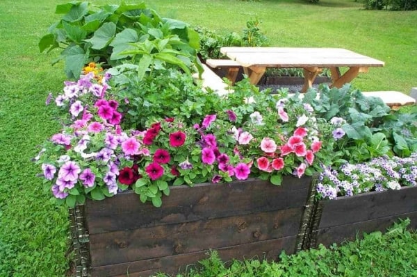 http://www.1001pallets.com/how-to-use-pallet-collars-for-raised-bed-gardens-experience-from-sweden/ 1001pallets-stained-pallet-collars