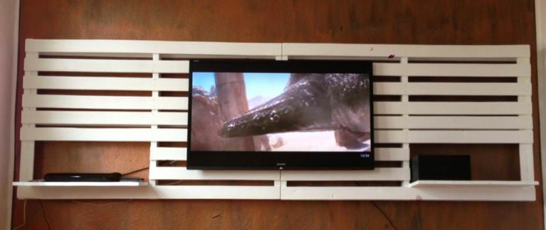 simple pallet TV mount on a wall