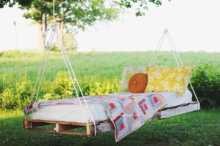 Large pallet swing day bed