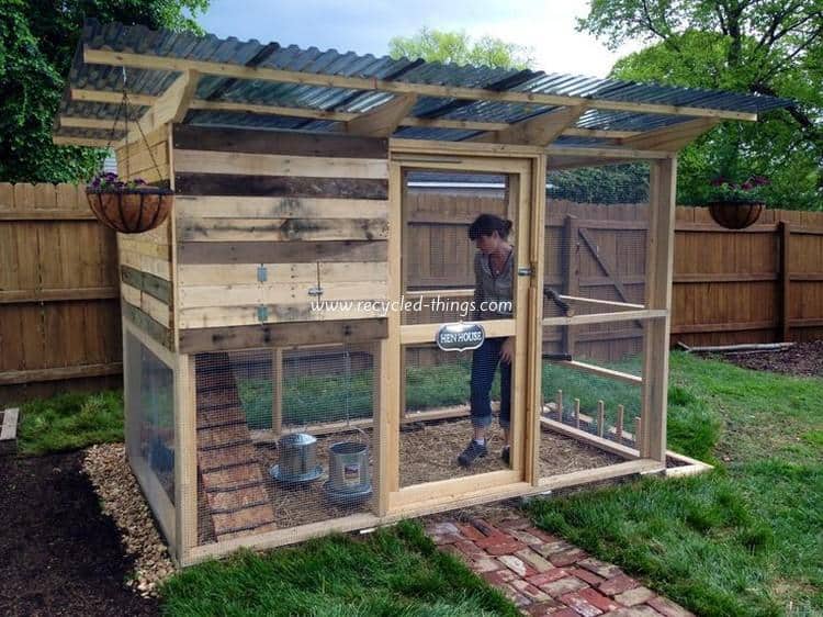 Pallet chicken coop with outdoor run