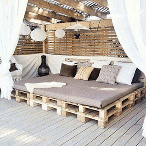 Pallet pergola with large day bed