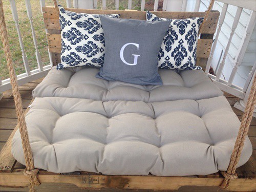 Pallet swing bed with cushions