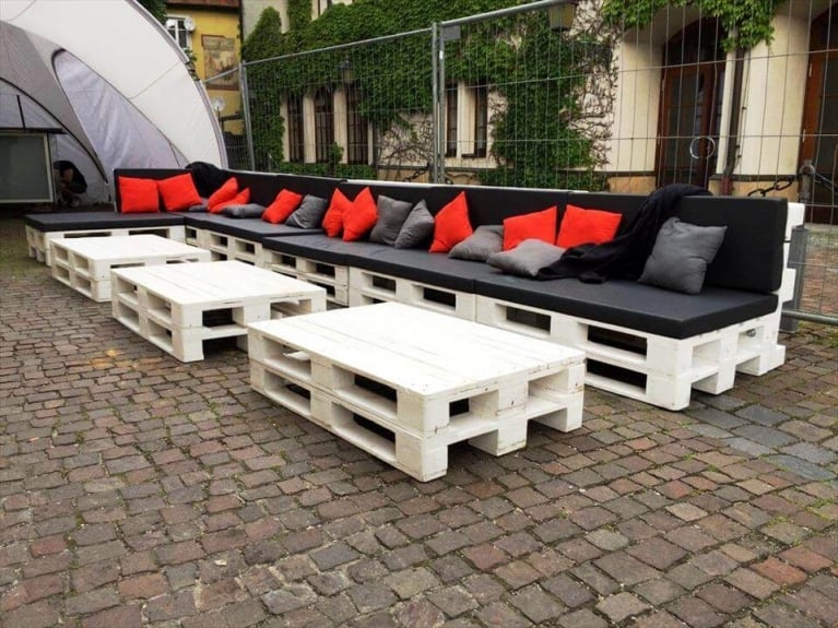 white outdoor pallet sofa set