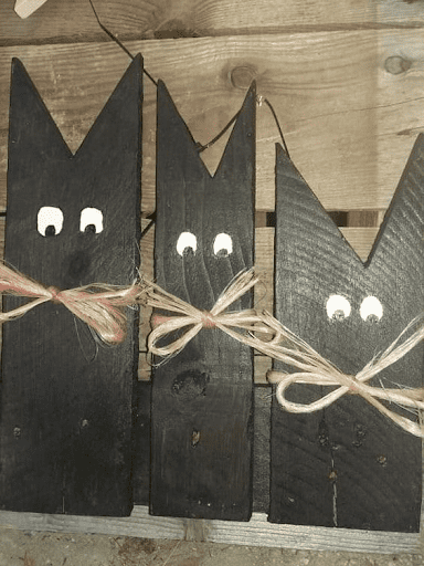 pallet wood black cats with string bows