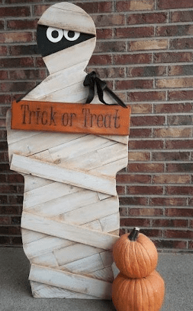 pallet wood mummy trick or treat sign