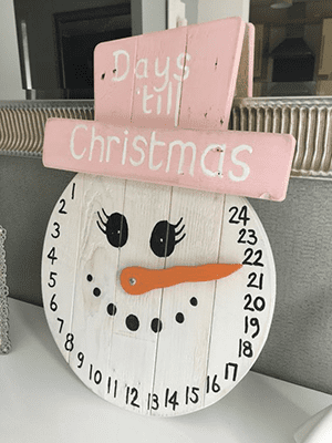 Christmas countdown pallet decoration