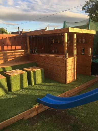 Pallet bar in garden