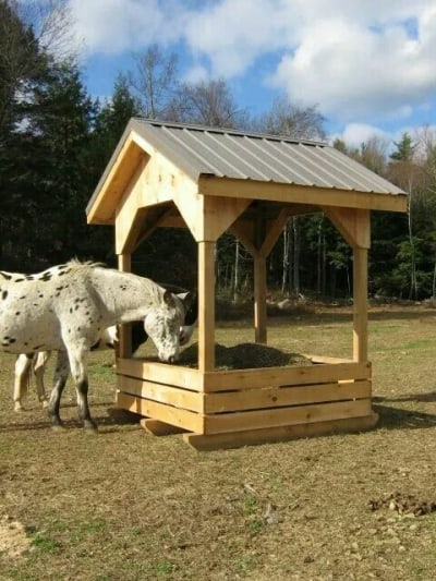 wood-pallet-horse-feeder